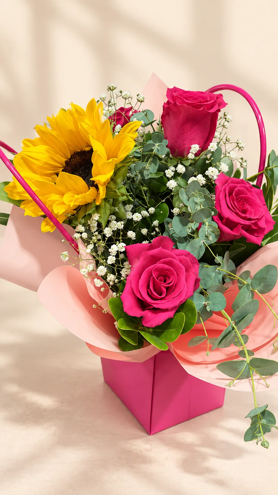 Box floral rosado con girasol, rosas y follaje